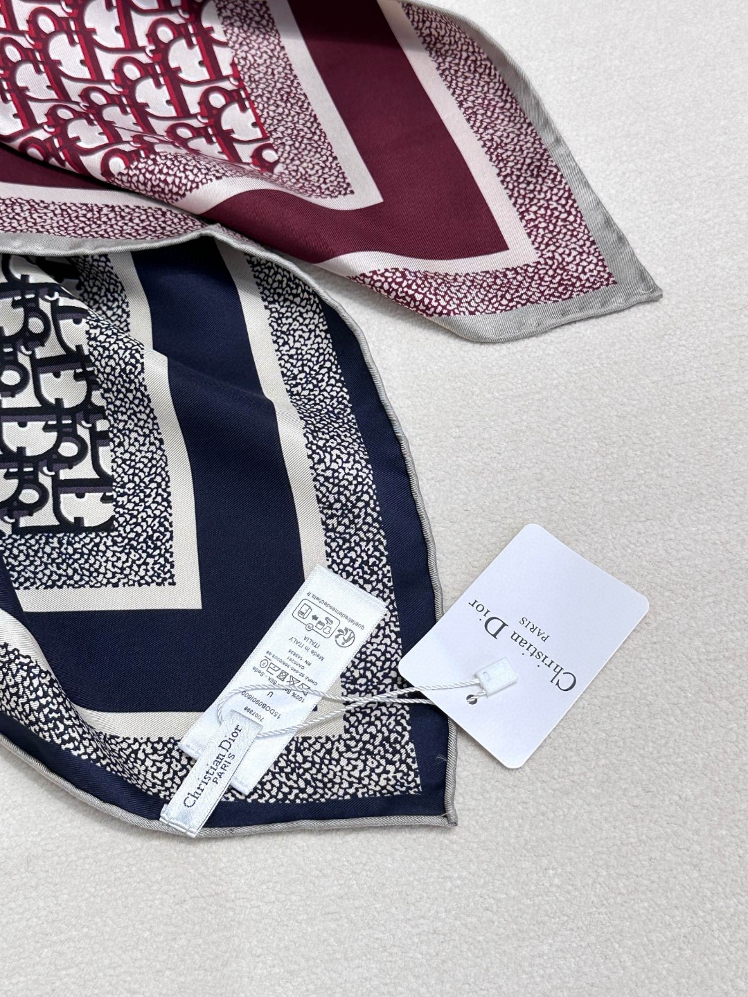 😘👍D家专柜经典主打款【D老花双面90】真丝方巾💟 这款Diortwin方巾采用双色双面设计，向标志性的