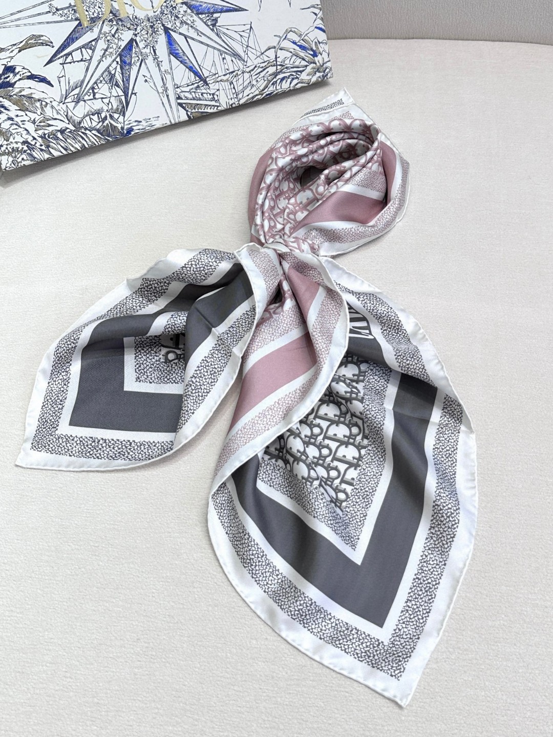 😘👍D家专柜经典主打款【D老花双面90】真丝方巾💟 这款Diortwin方巾采用双色双面设计，向标志性的