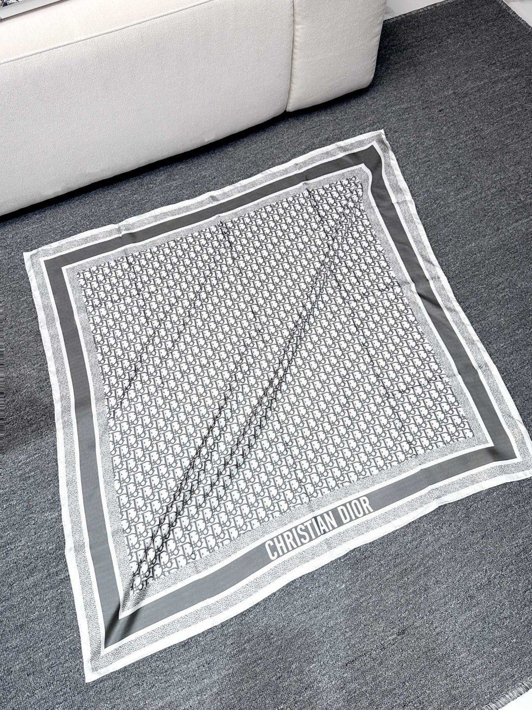 😘👍D家专柜经典主打款【D老花双面90】真丝方巾💟 这款Diortwin方巾采用双色双面设计，向标志性的