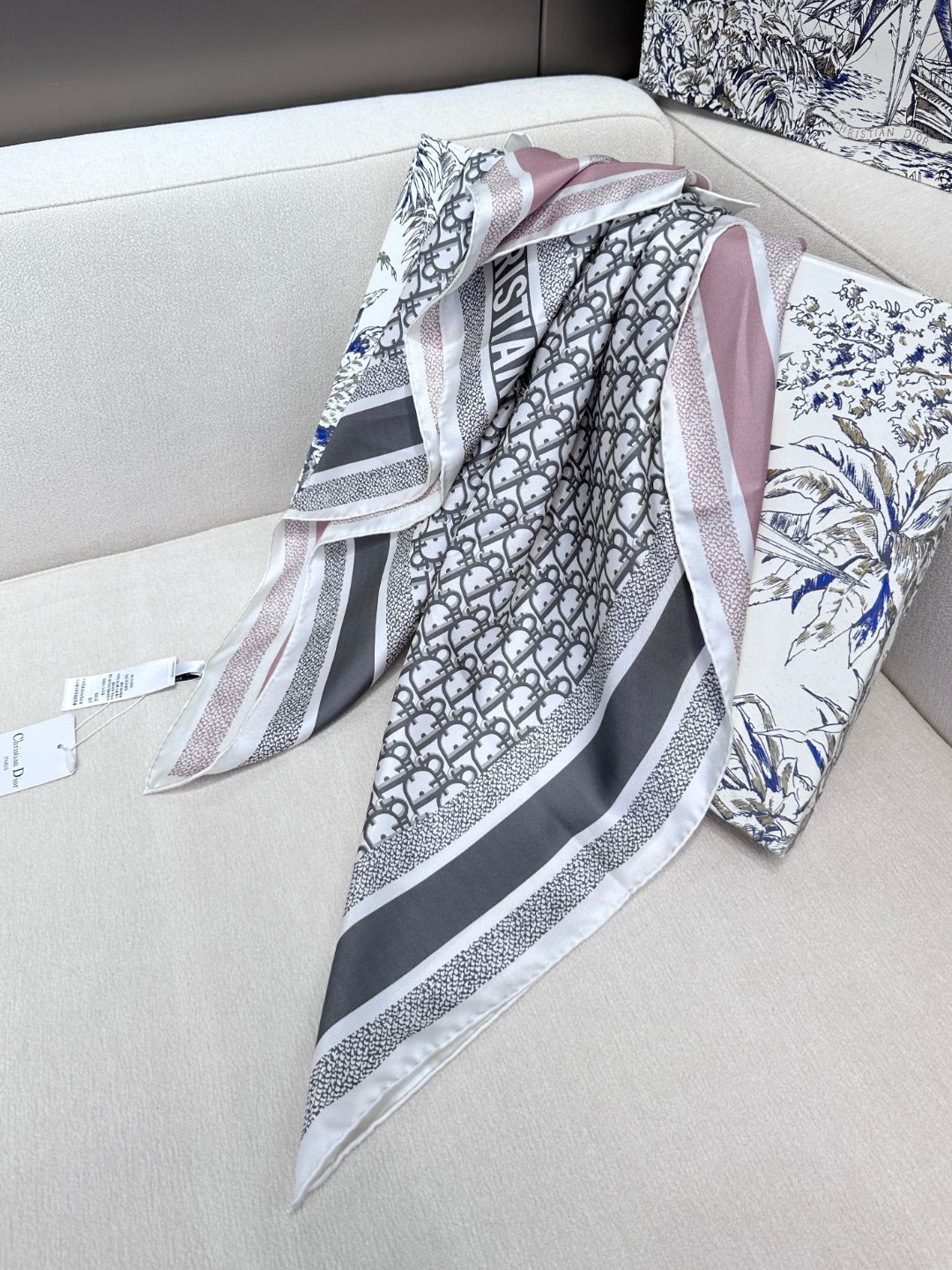 😘👍D家专柜经典主打款【D老花双面90】真丝方巾💟 这款Diortwin方巾采用双色双面设计，向标志性的