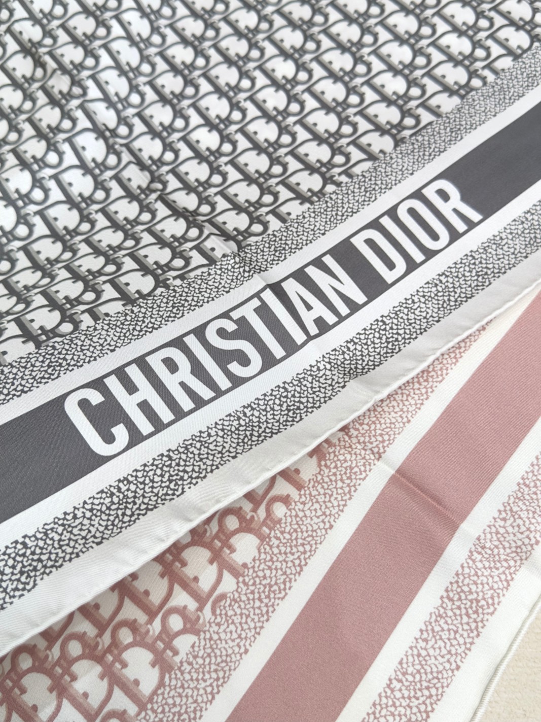 😘👍D家专柜经典主打款【D老花双面90】真丝方巾💟 这款Diortwin方巾采用双色双面设计，向标志性的