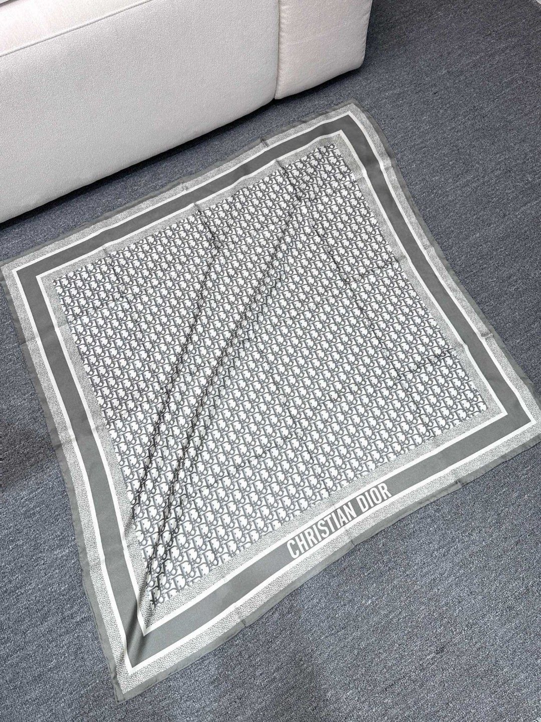 😘👍D家专柜经典主打款【D老花双面90】真丝方巾💟 这款Diortwin方巾采用双色双面设计，向标志性的