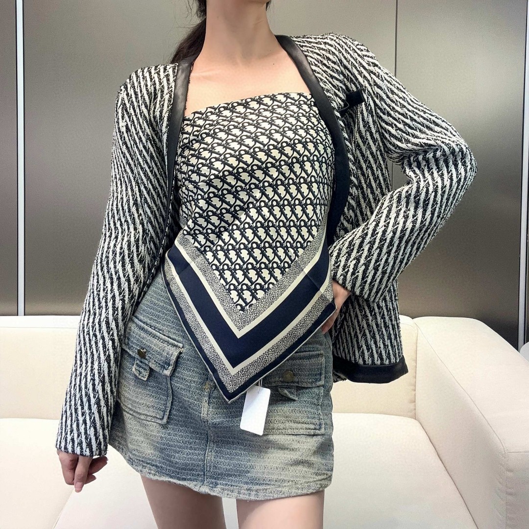 😘👍D家专柜经典主打款【D老花双面90】真丝方巾💟 这款Diortwin方巾采用双色双面设计，向标志性的