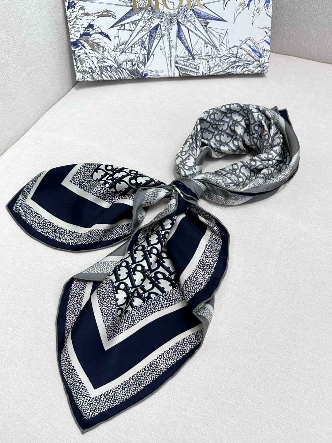 😘👍D家专柜经典主打款【D老花双面90】真丝方巾💟 这款Diortwin方巾采用双色双面设计，向标志性的