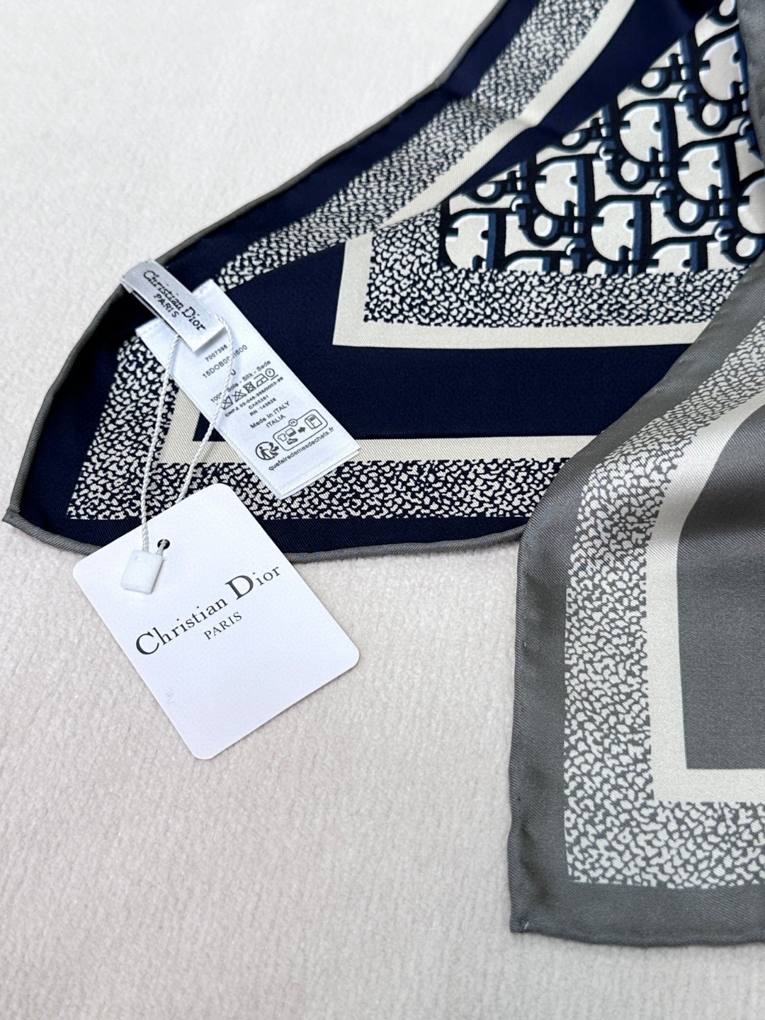 😘👍D家专柜经典主打款【D老花双面90】真丝方巾💟 这款Diortwin方巾采用双色双面设计，向标志性的