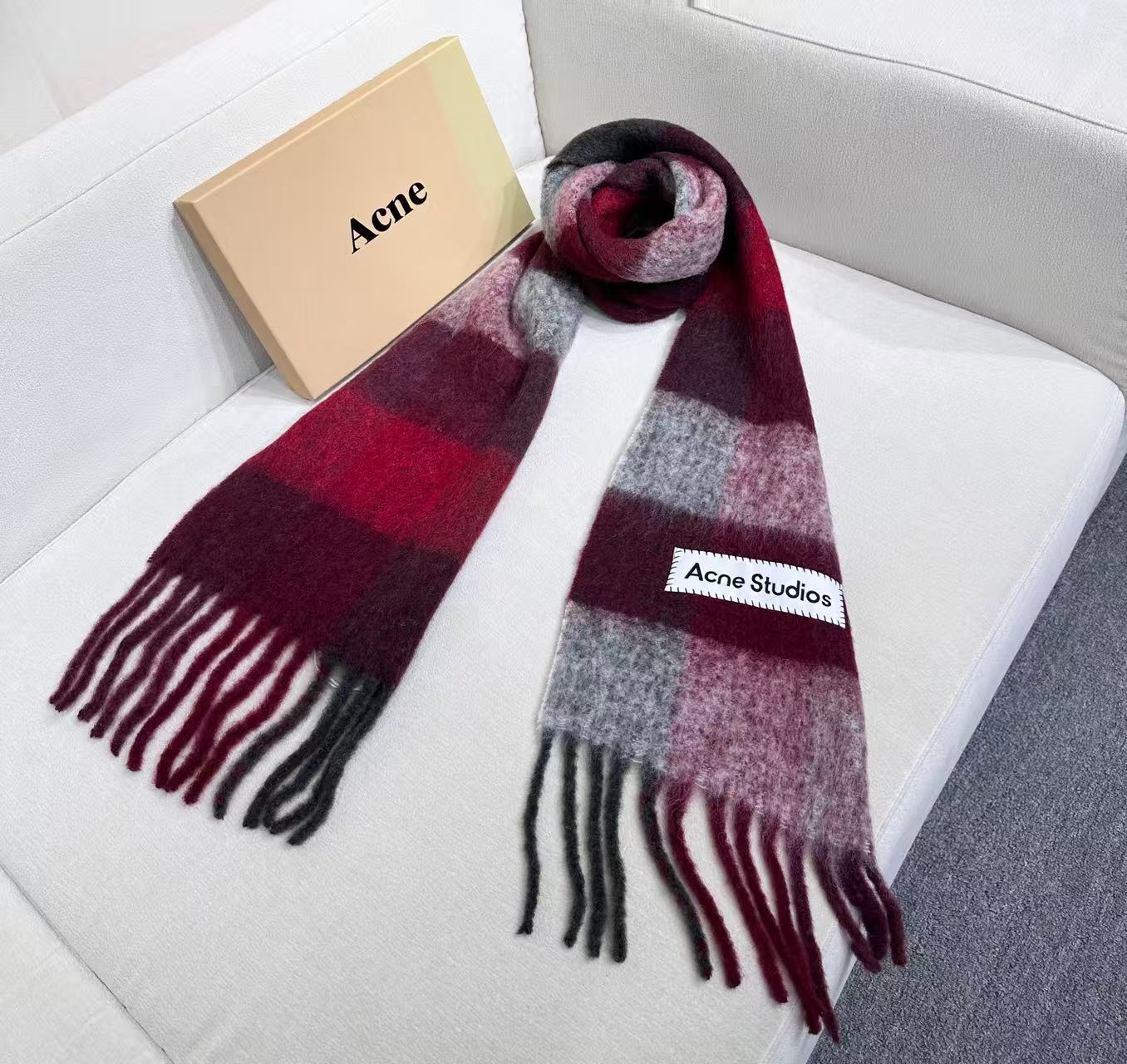 2025年爆款到货！✔️原厂原单，ACNE新款羊驼毛➕马海毛彩虹围巾，斯德哥尔摩的温暖色彩！第一眼便爱上