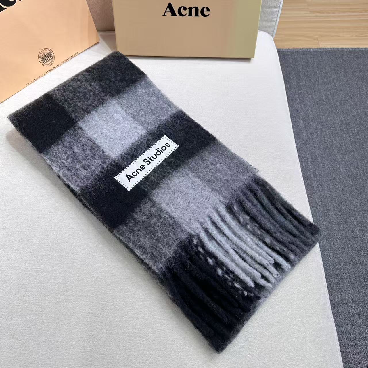 2025年爆款到货！✔️原厂原单，ACNE新款羊驼毛➕马海毛彩虹围巾，斯德哥尔摩的温暖色彩！第一眼便爱上