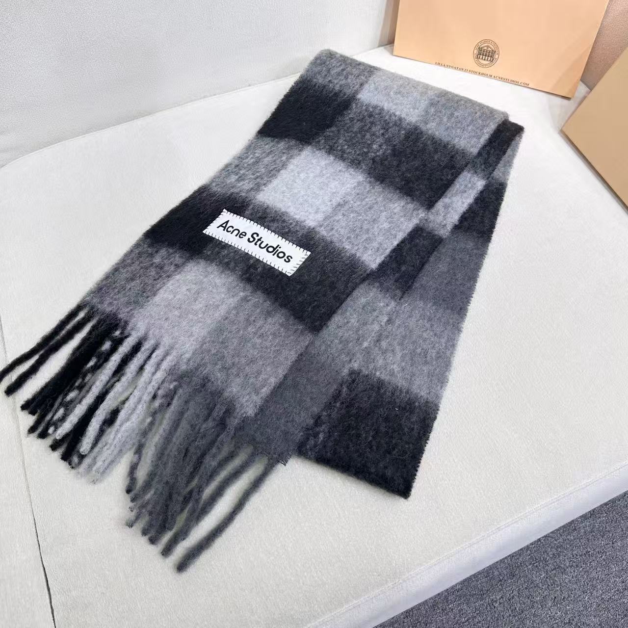 2025年爆款到货！✔️原厂原单，ACNE新款羊驼毛➕马海毛彩虹围巾，斯德哥尔摩的温暖色彩！第一眼便爱上