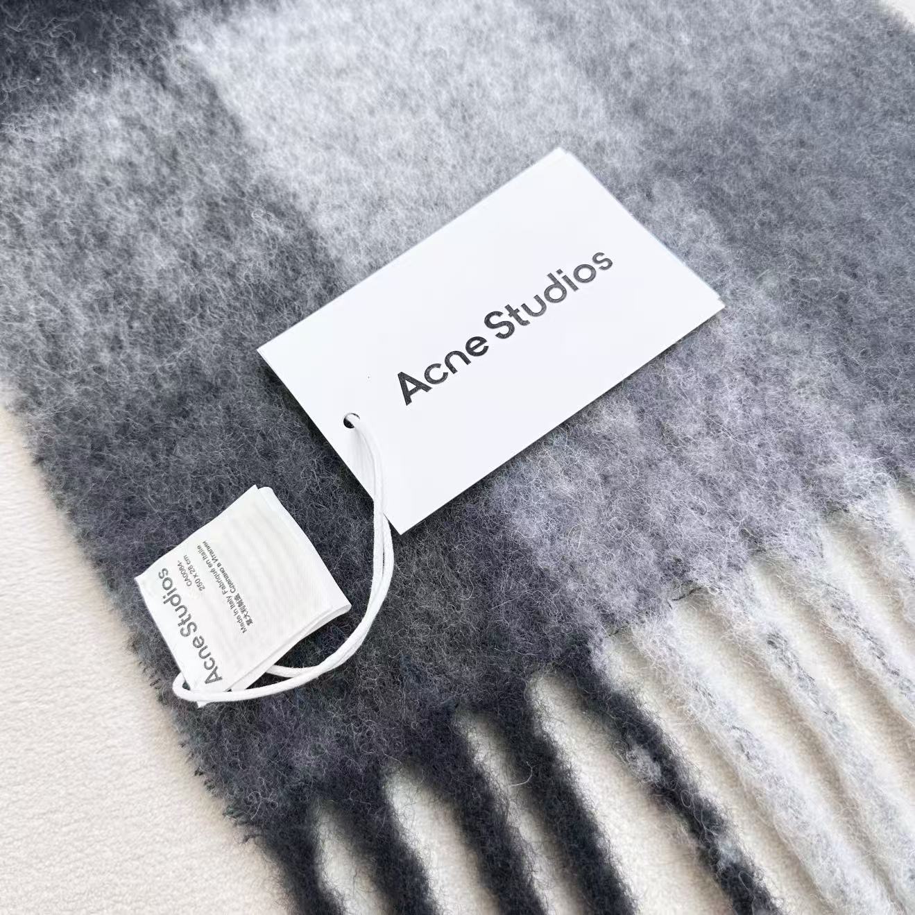 2025年爆款到货！✔️原厂原单，ACNE新款羊驼毛➕马海毛彩虹围巾，斯德哥尔摩的温暖色彩！第一眼便爱上