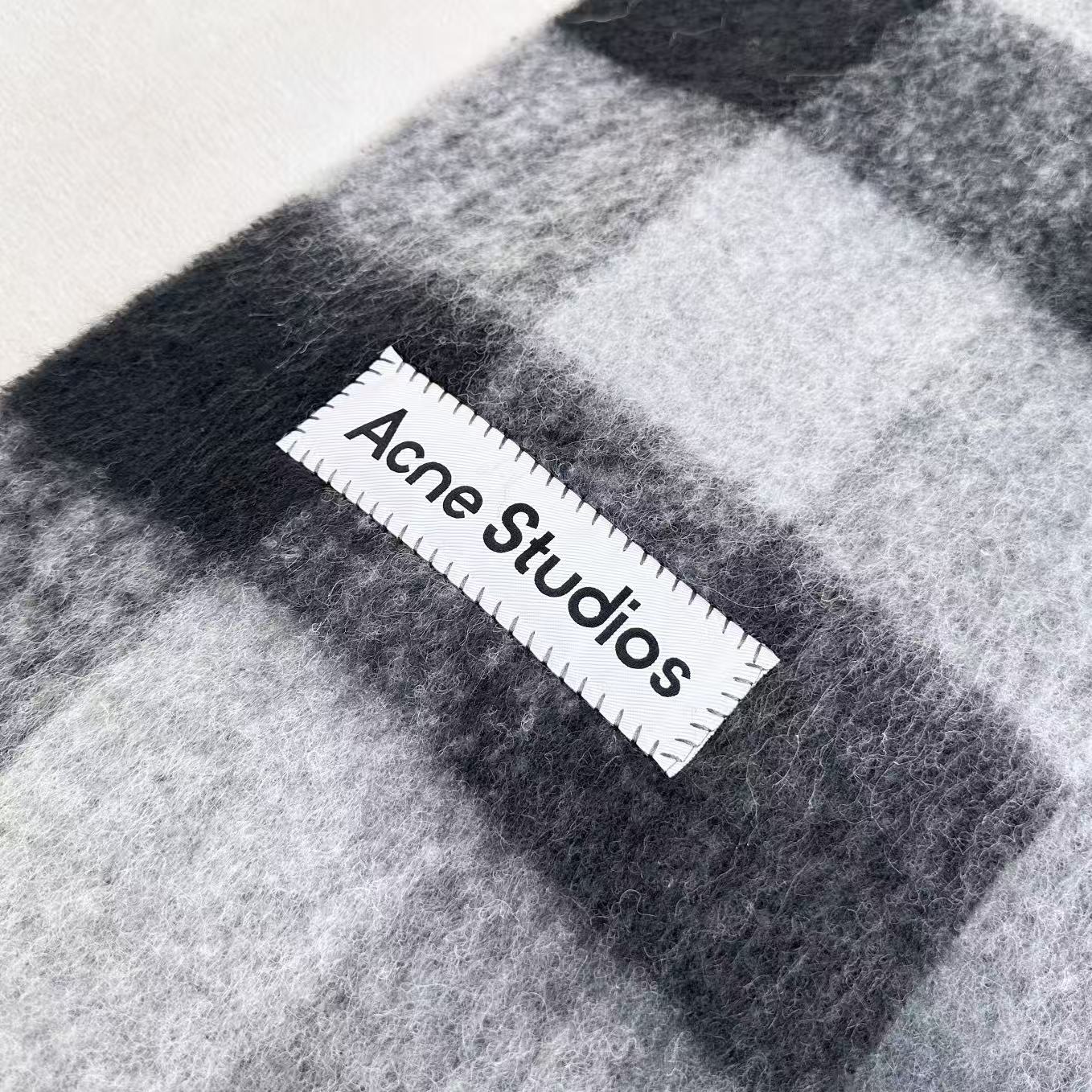 2025年爆款到货！✔️原厂原单，ACNE新款羊驼毛➕马海毛彩虹围巾，斯德哥尔摩的温暖色彩！第一眼便爱上