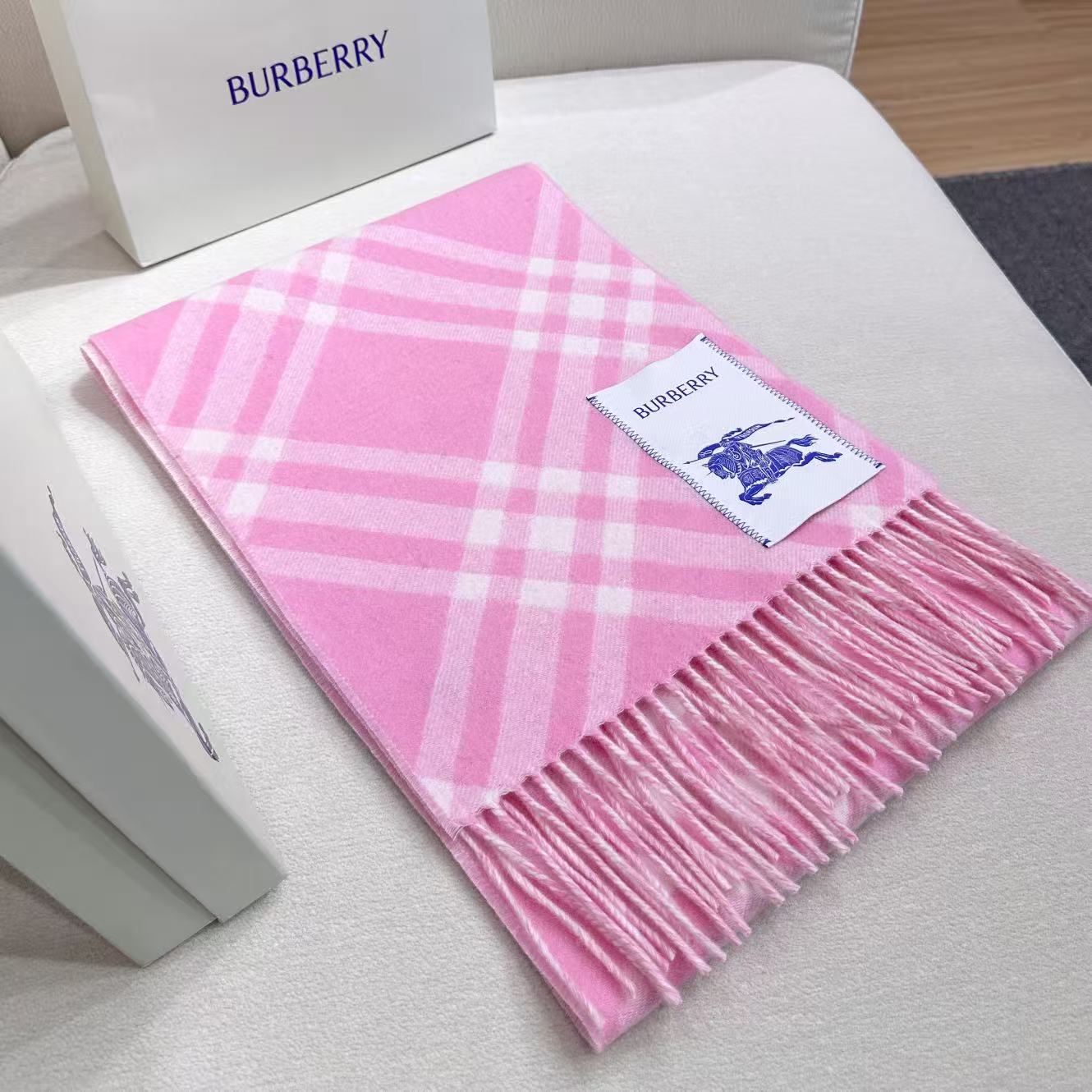 2026怒推走量新款🎊巴宝莉官网最新款💥 100%顶级双面山羊绒材质。非常保暖👑 柔软亲肤，不扎脖😍经典