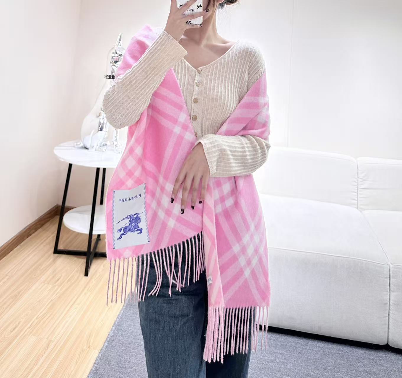 2026怒推走量新款🎊巴宝莉官网最新款💥 100%顶级双面山羊绒材质。非常保暖👑 柔软亲肤，不扎脖😍经典