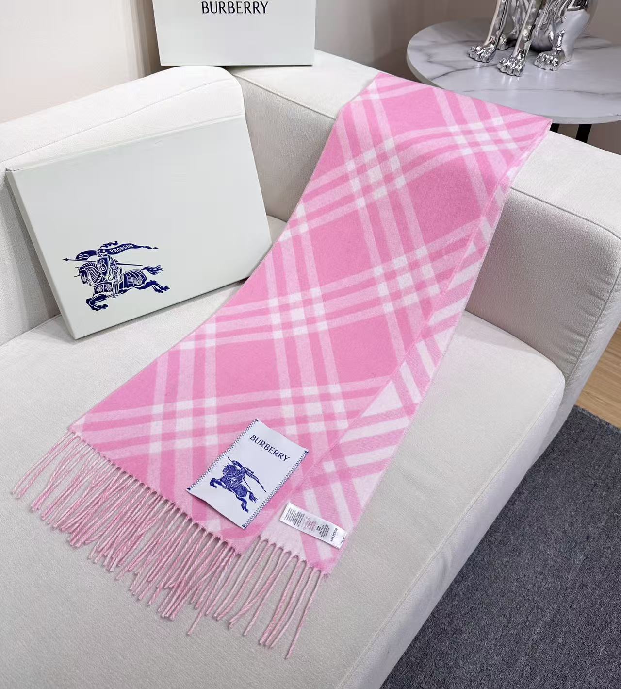 2026怒推走量新款🎊巴宝莉官网最新款💥 100%顶级双面山羊绒材质。非常保暖👑 柔软亲肤，不扎脖😍经典