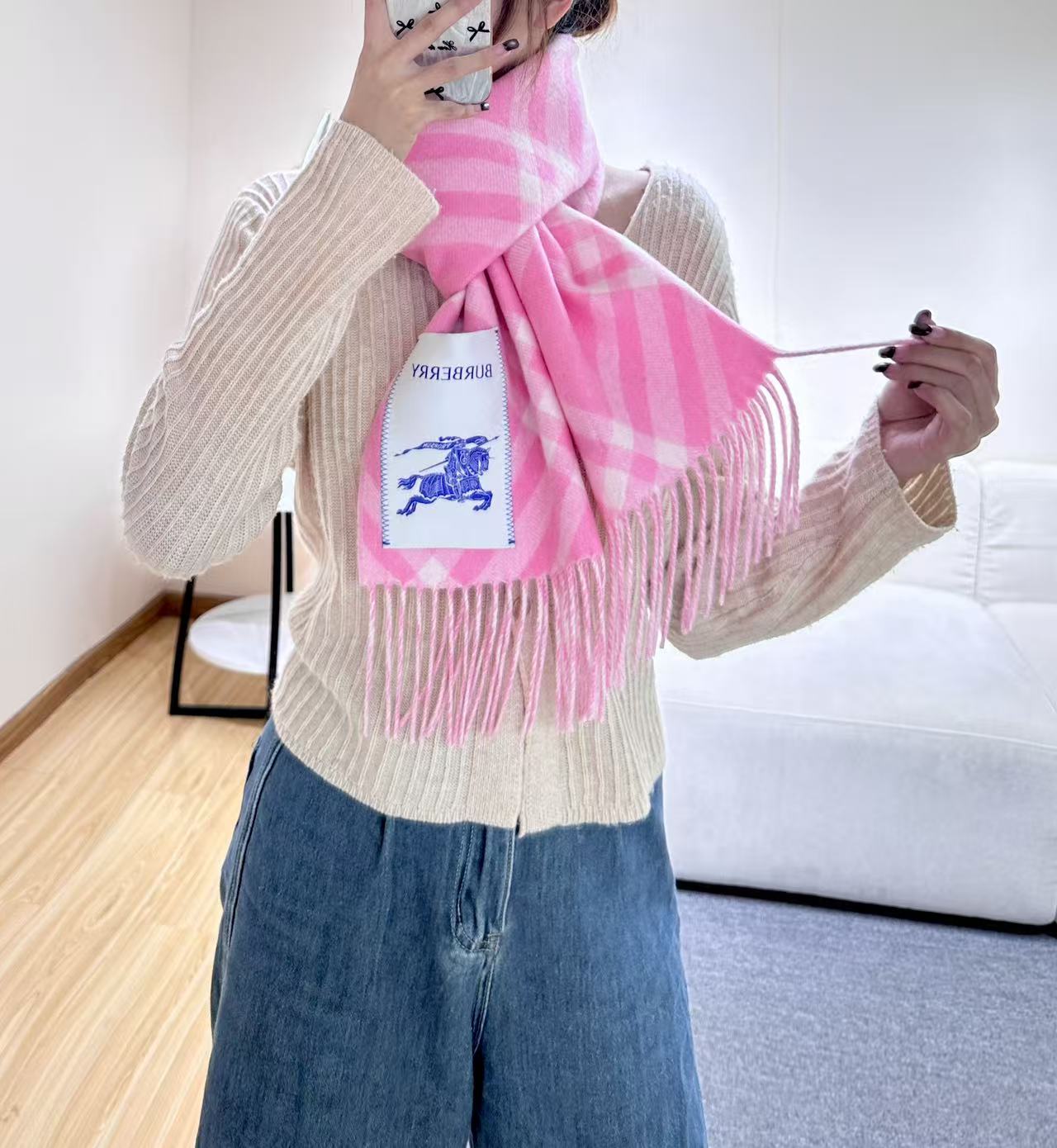 2026怒推走量新款🎊巴宝莉官网最新款💥 100%顶级双面山羊绒材质。非常保暖👑 柔软亲肤，不扎脖😍经典