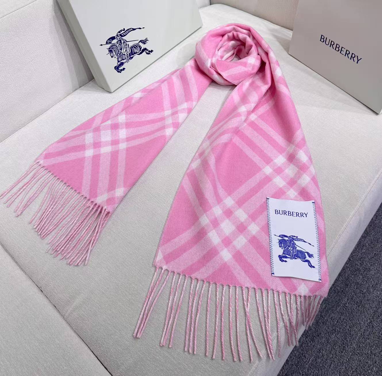 2026怒推走量新款🎊巴宝莉官网最新款💥 100%顶级双面山羊绒材质。非常保暖👑 柔软亲肤，不扎脖😍经典