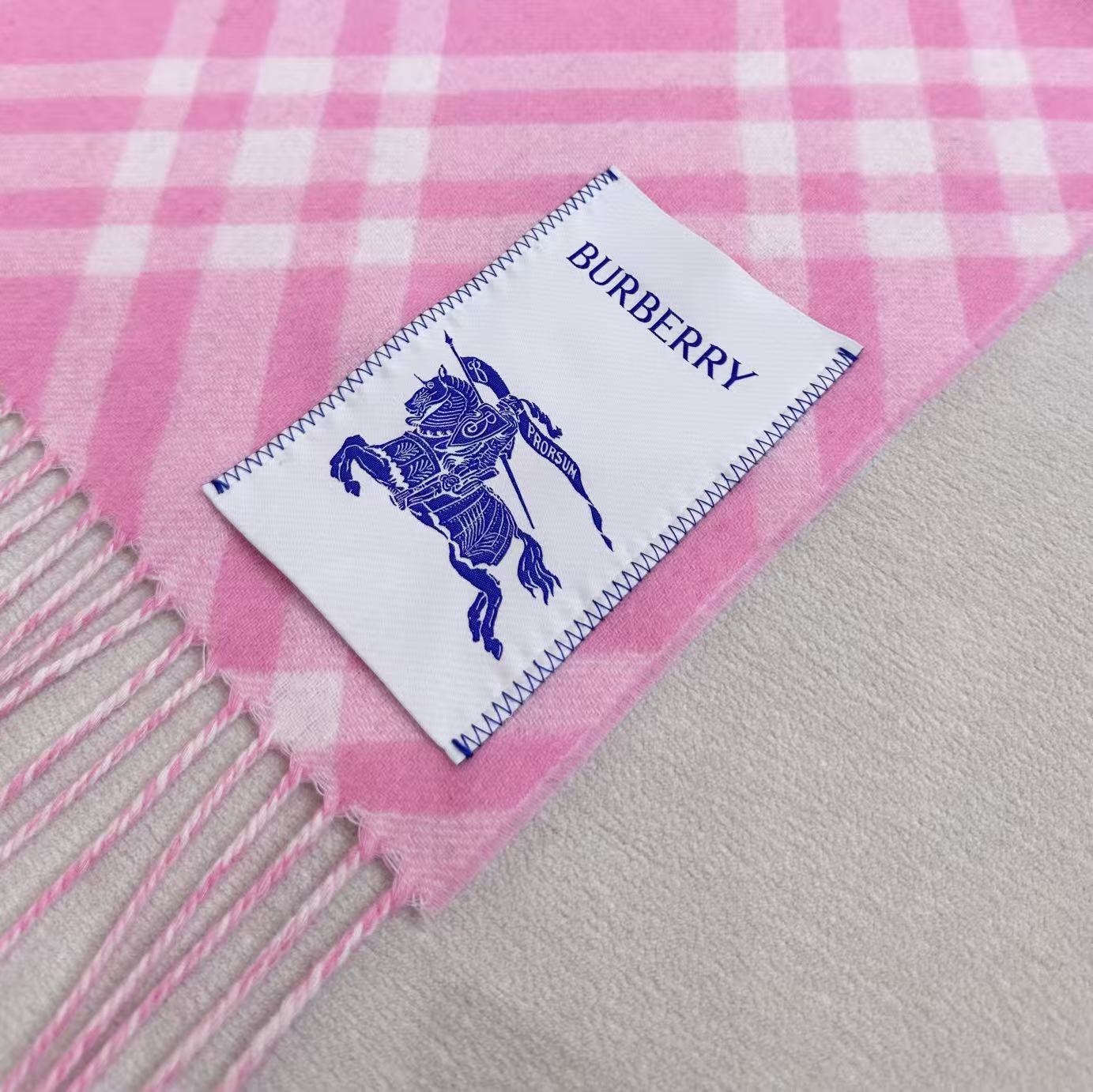 2026怒推走量新款🎊巴宝莉官网最新款💥 100%顶级双面山羊绒材质。非常保暖👑 柔软亲肤，不扎脖😍经典