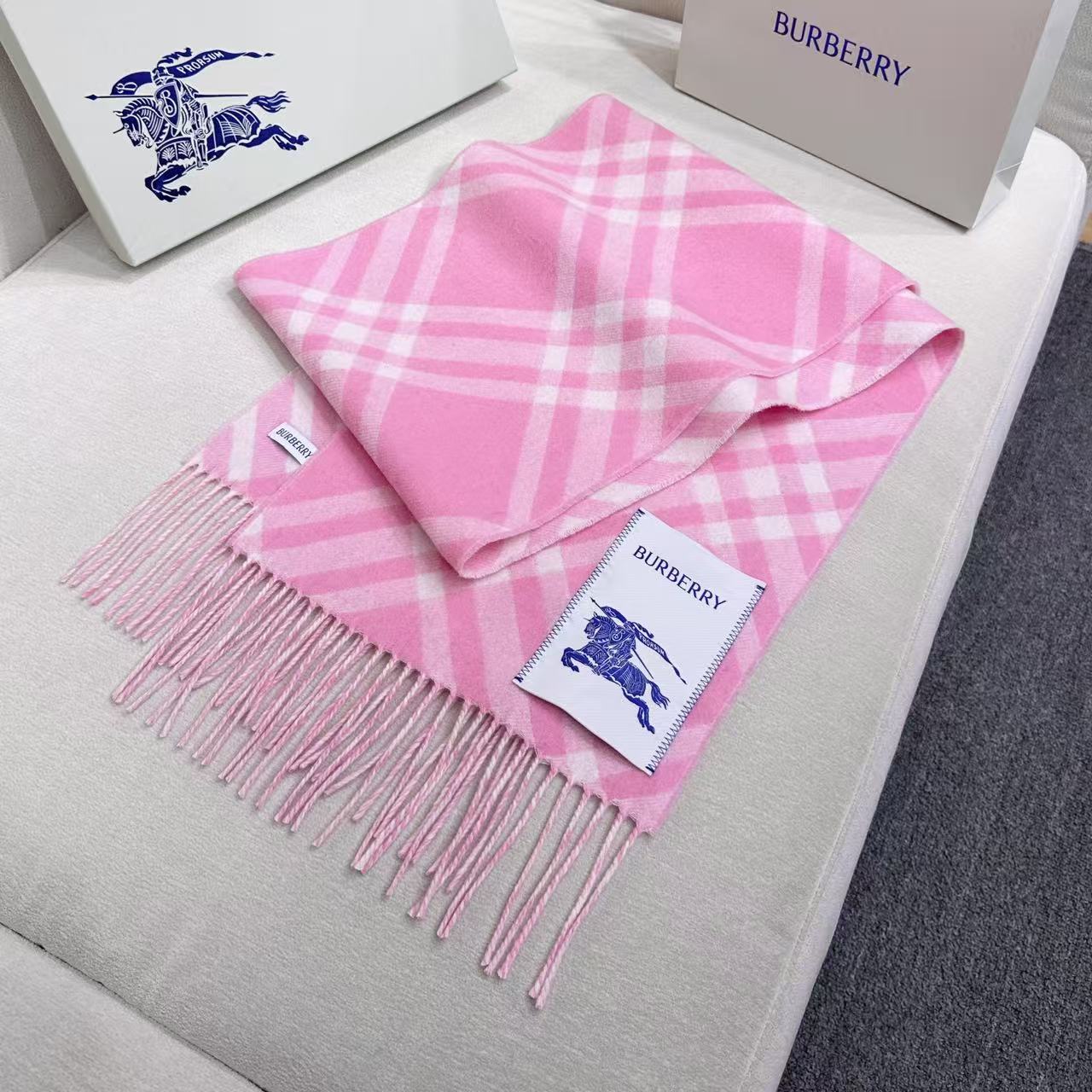 2026怒推走量新款🎊巴宝莉官网最新款💥 100%顶级双面山羊绒材质。非常保暖👑 柔软亲肤，不扎脖😍经典