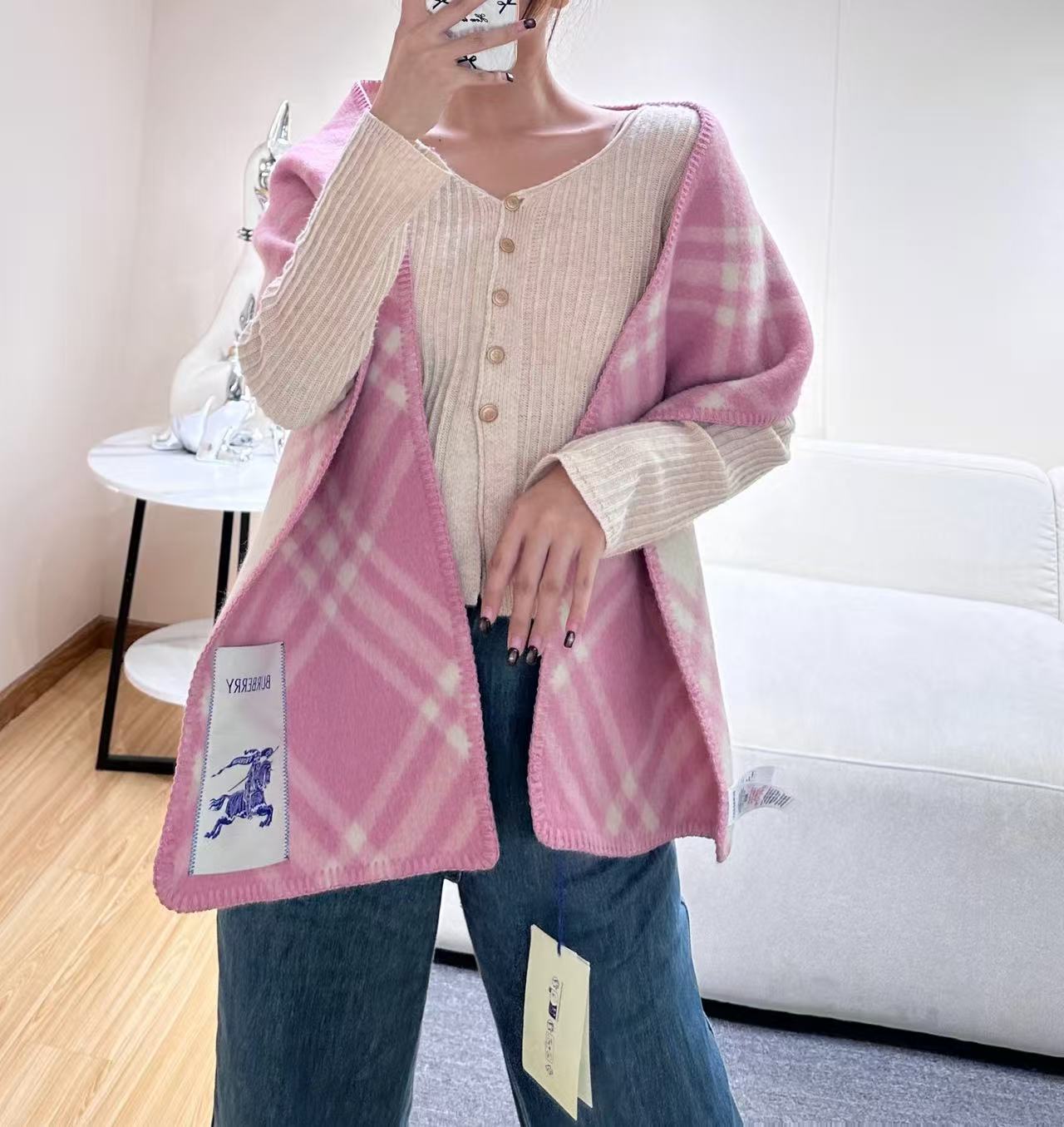 与去年帽子斗篷同一工厂订单出货，拿过的亲懂，真正的货美价优 （全智贤同款，百分百对版）Burberry可