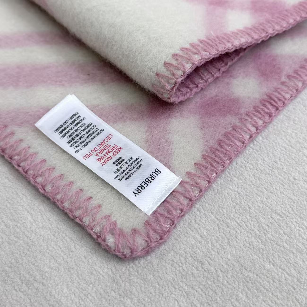 与去年帽子斗篷同一工厂订单出货，拿过的亲懂，真正的货美价优 （全智贤同款，百分百对版）Burberry可