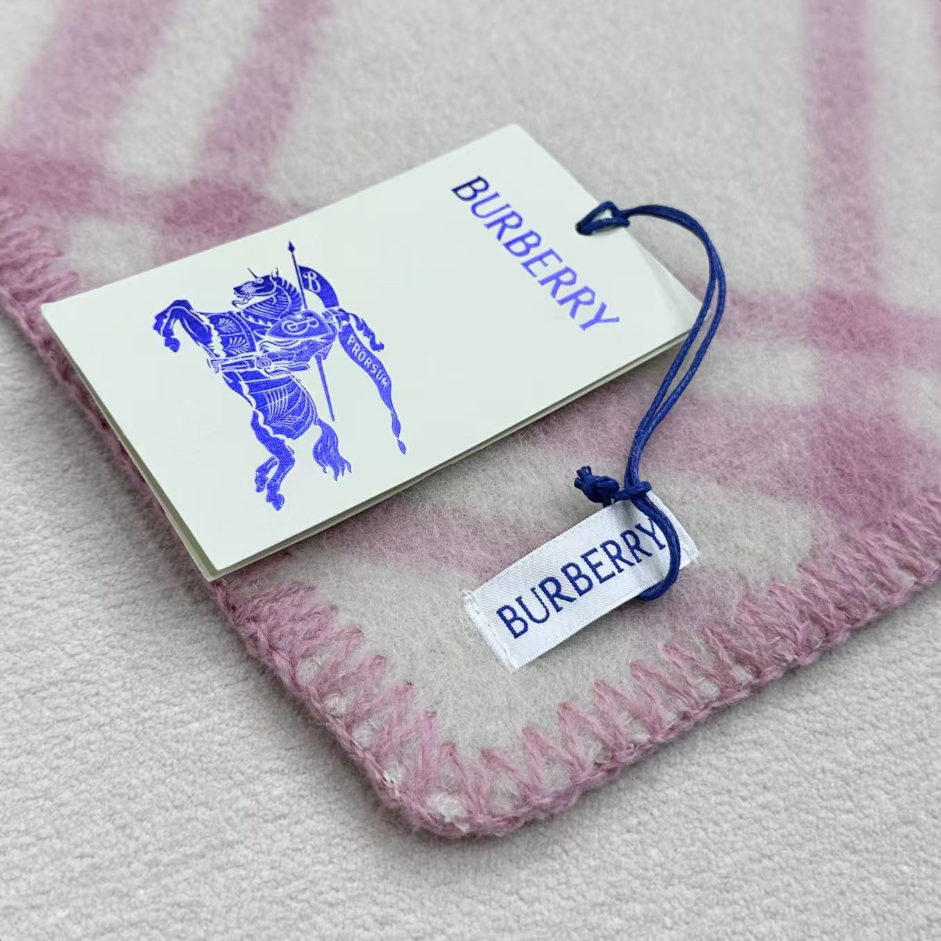 与去年帽子斗篷同一工厂订单出货，拿过的亲懂，真正的货美价优 （全智贤同款，百分百对版）Burberry可