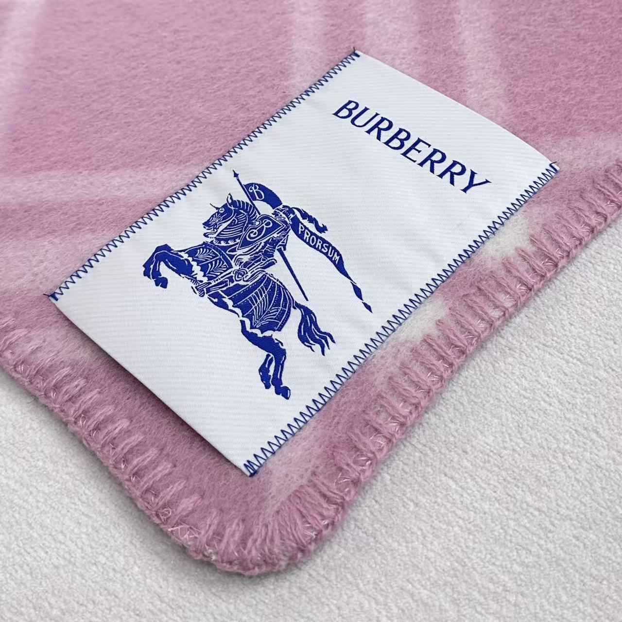 与去年帽子斗篷同一工厂订单出货，拿过的亲懂，真正的货美价优 （全智贤同款，百分百对版）Burberry可