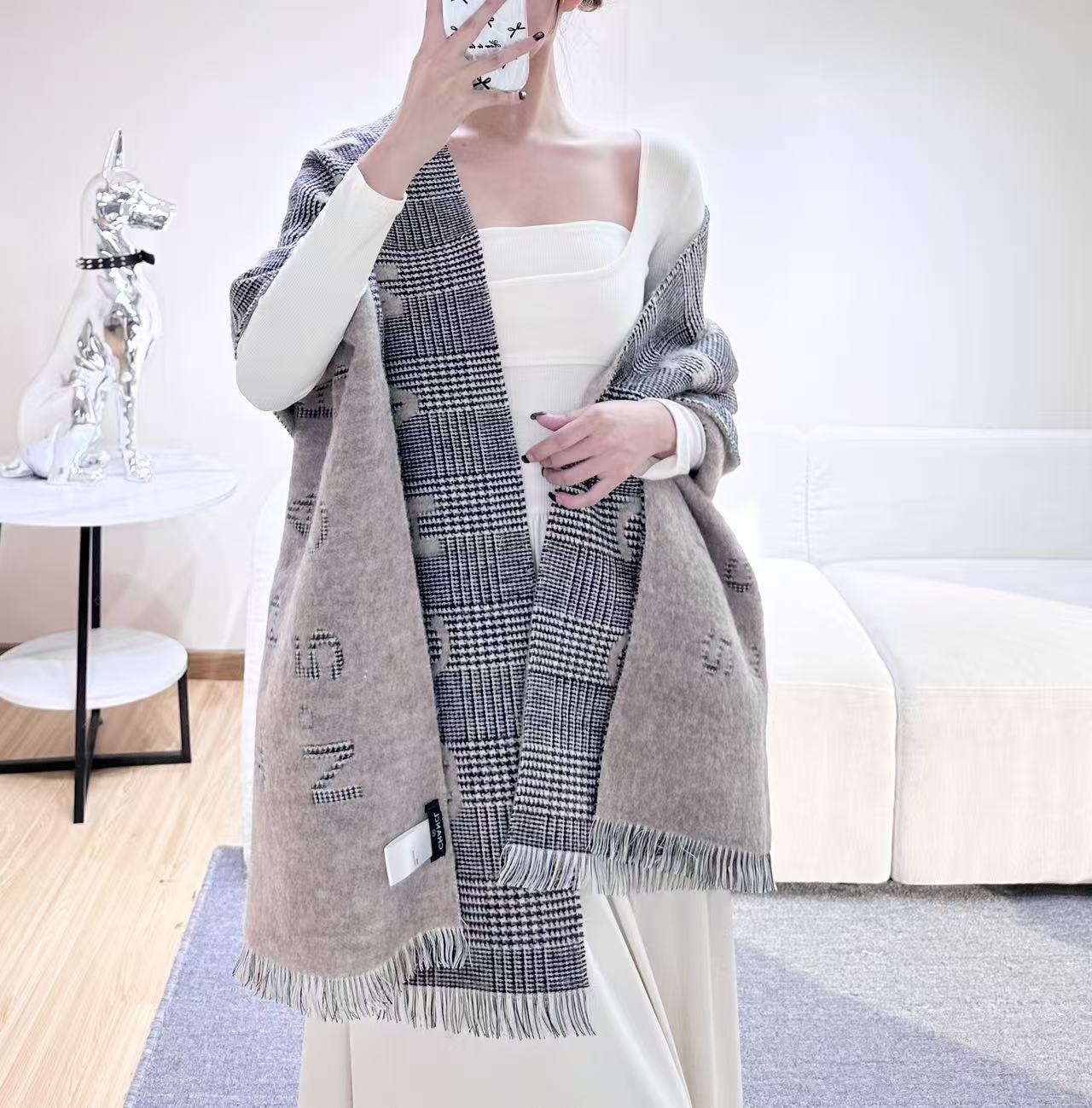 香奈儿新款🗣姑娘们出来炸街啦黑色系色调真的无敌经典了。不是俗气的漂白。就本色调，带点米的高级配色。～百分