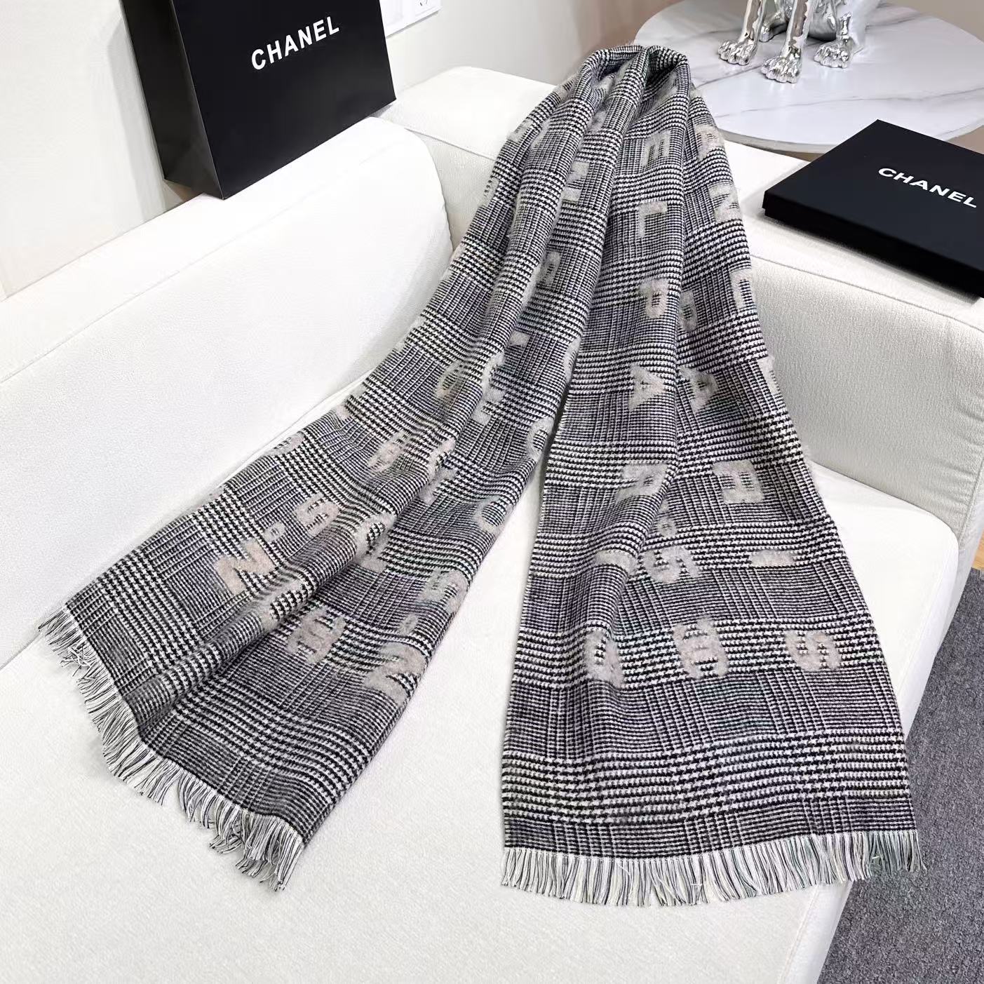 香奈儿新款🗣姑娘们出来炸街啦黑色系色调真的无敌经典了。不是俗气的漂白。就本色调，带点米的高级配色。～百分