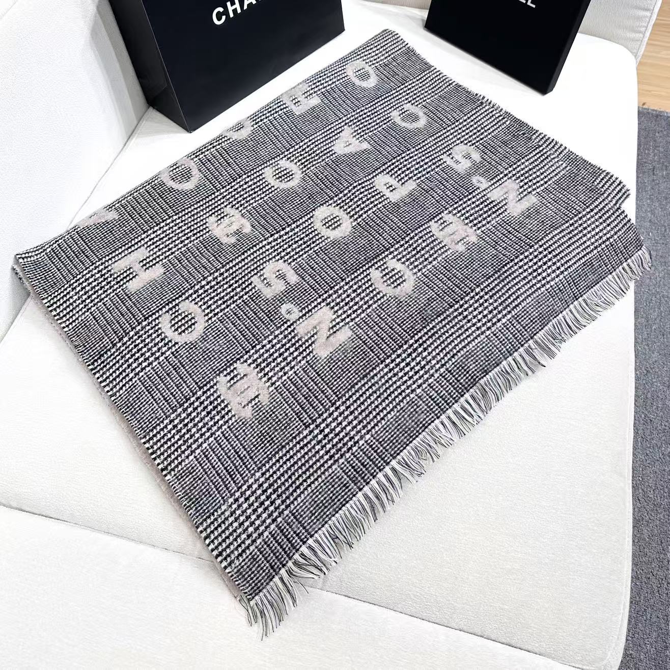 香奈儿新款🗣姑娘们出来炸街啦黑色系色调真的无敌经典了。不是俗气的漂白。就本色调，带点米的高级配色。～百分