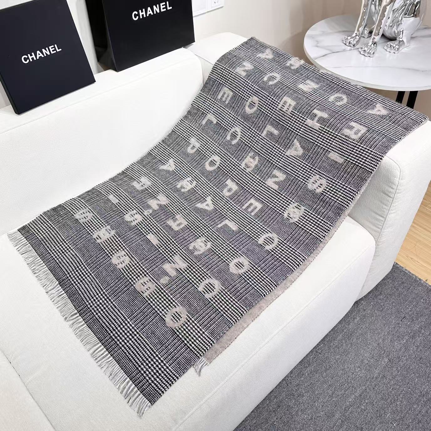 香奈儿新款🗣姑娘们出来炸街啦黑色系色调真的无敌经典了。不是俗气的漂白。就本色调，带点米的高级配色。～百分