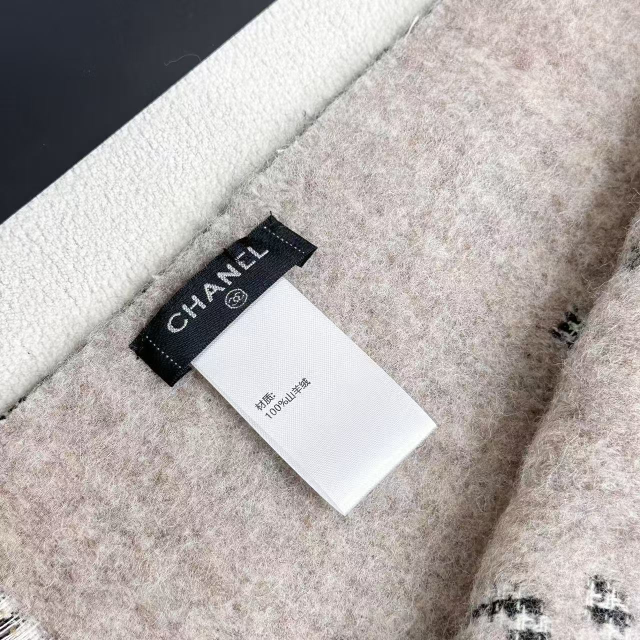 香奈儿新款🗣姑娘们出来炸街啦黑色系色调真的无敌经典了。不是俗气的漂白。就本色调，带点米的高级配色。～百分