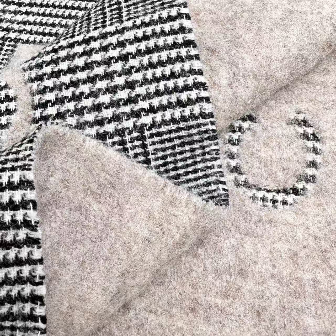 香奈儿新款🗣姑娘们出来炸街啦黑色系色调真的无敌经典了。不是俗气的漂白。就本色调，带点米的高级配色。～百分