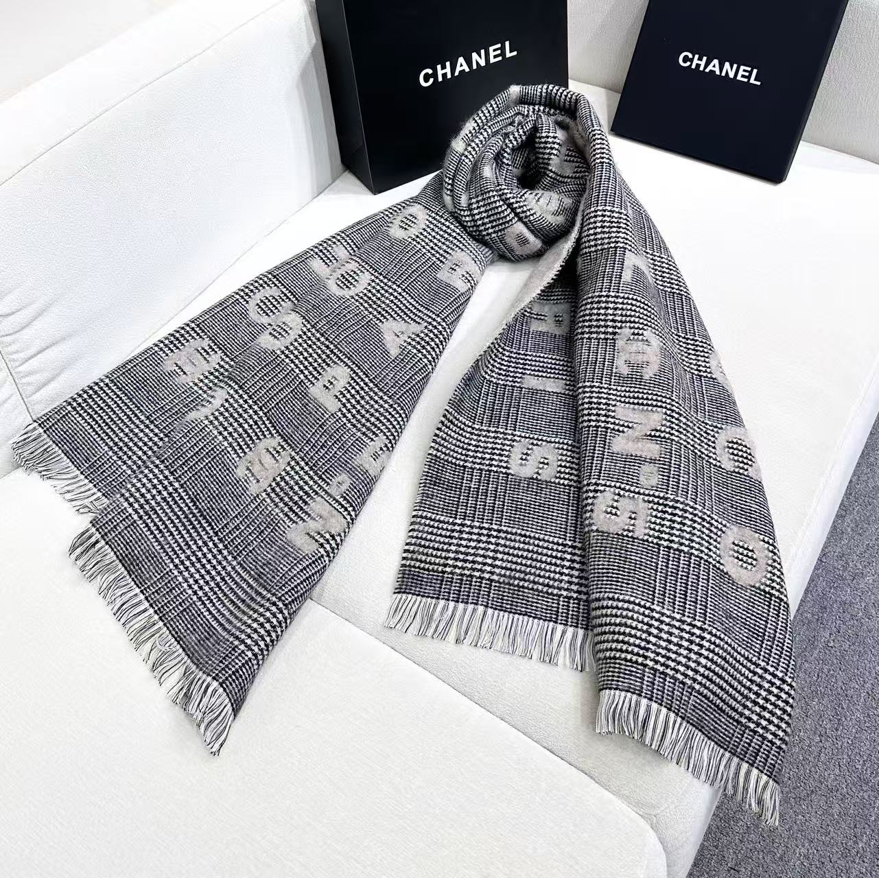 香奈儿新款🗣姑娘们出来炸街啦黑色系色调真的无敌经典了。不是俗气的漂白。就本色调，带点米的高级配色。～百分