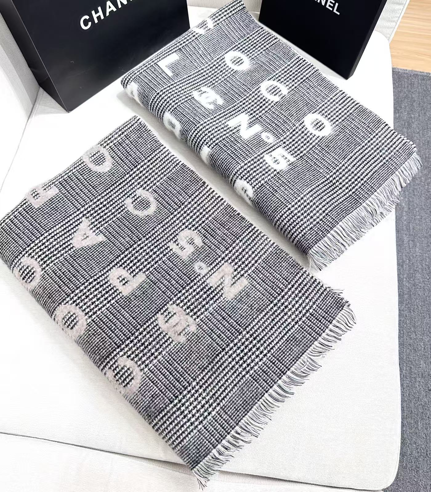 香奈儿新款🗣姑娘们出来炸街啦黑色系色调真的无敌经典了。不是俗气的漂白。就本色调，带点米的高级配色。～百分