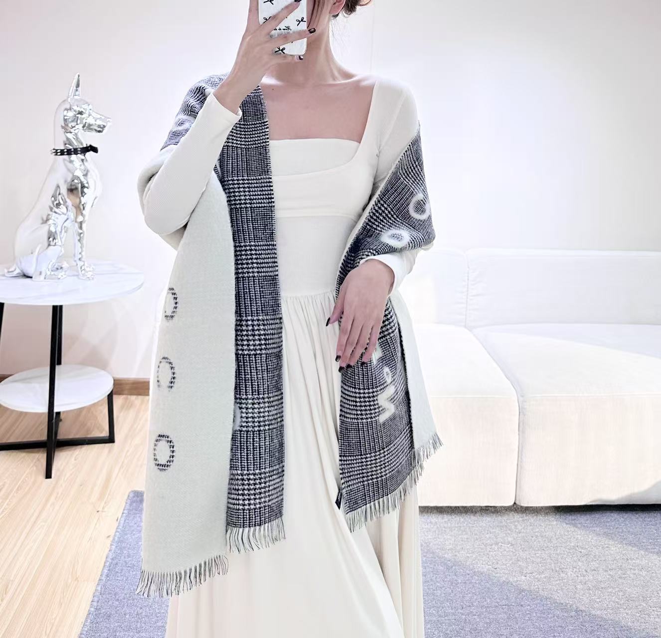 香奈儿新款🗣姑娘们出来炸街啦黑色系色调真的无敌经典了。不是俗气的漂白。就本色调，带点米的高级配色。～百分