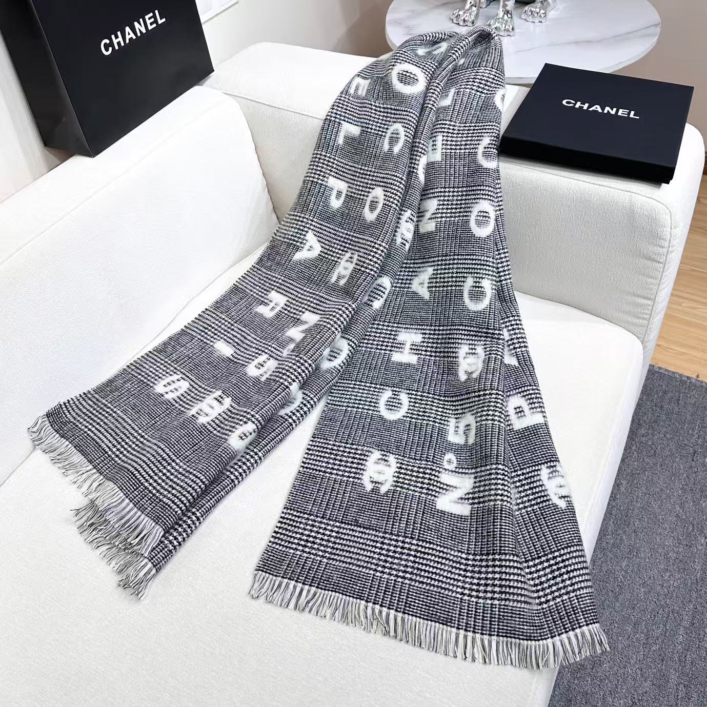 香奈儿新款🗣姑娘们出来炸街啦黑色系色调真的无敌经典了。不是俗气的漂白。就本色调，带点米的高级配色。～百分