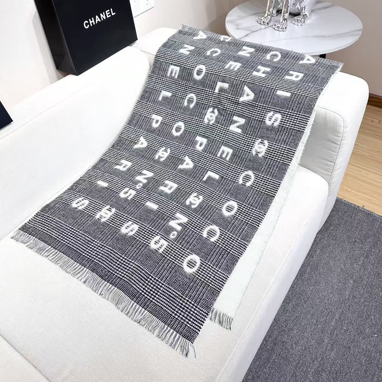 香奈儿新款🗣姑娘们出来炸街啦黑色系色调真的无敌经典了。不是俗气的漂白。就本色调，带点米的高级配色。～百分