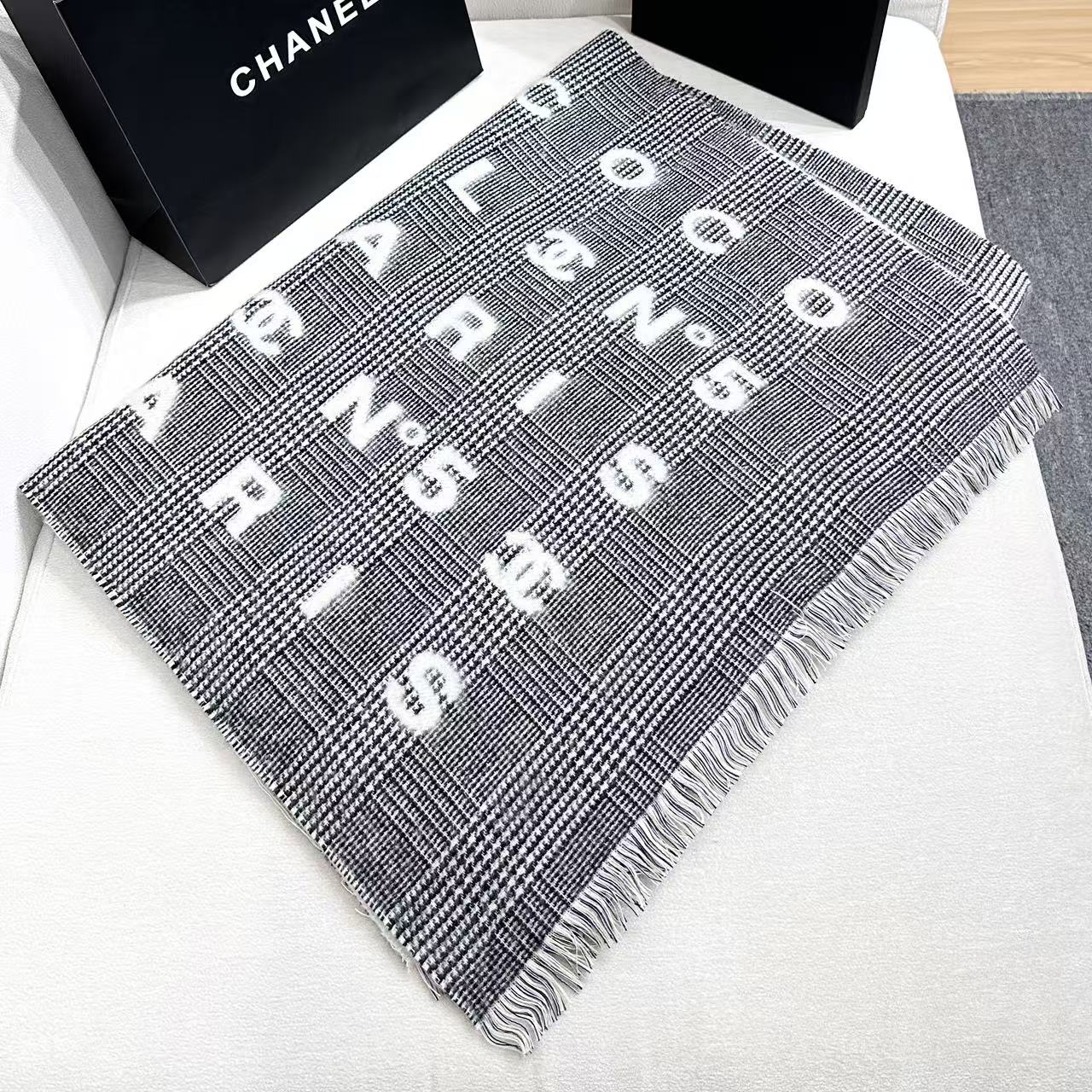 香奈儿新款🗣姑娘们出来炸街啦黑色系色调真的无敌经典了。不是俗气的漂白。就本色调，带点米的高级配色。～百分