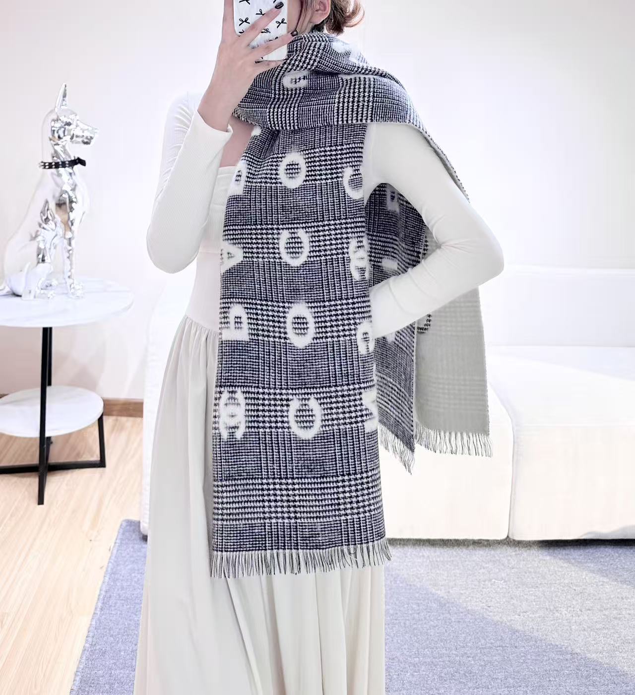 香奈儿新款🗣姑娘们出来炸街啦黑色系色调真的无敌经典了。不是俗气的漂白。就本色调，带点米的高级配色。～百分