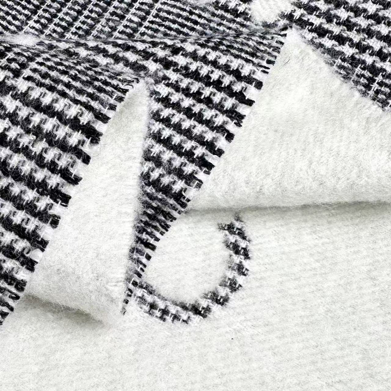 香奈儿新款🗣姑娘们出来炸街啦黑色系色调真的无敌经典了。不是俗气的漂白。就本色调，带点米的高级配色。～百分