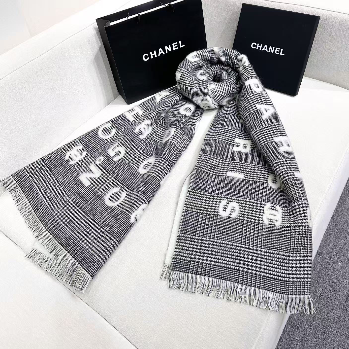 香奈儿新款🗣姑娘们出来炸街啦黑色系色调真的无敌经典了。不是俗气的漂白。就本色调，带点米的高级配色。～百分