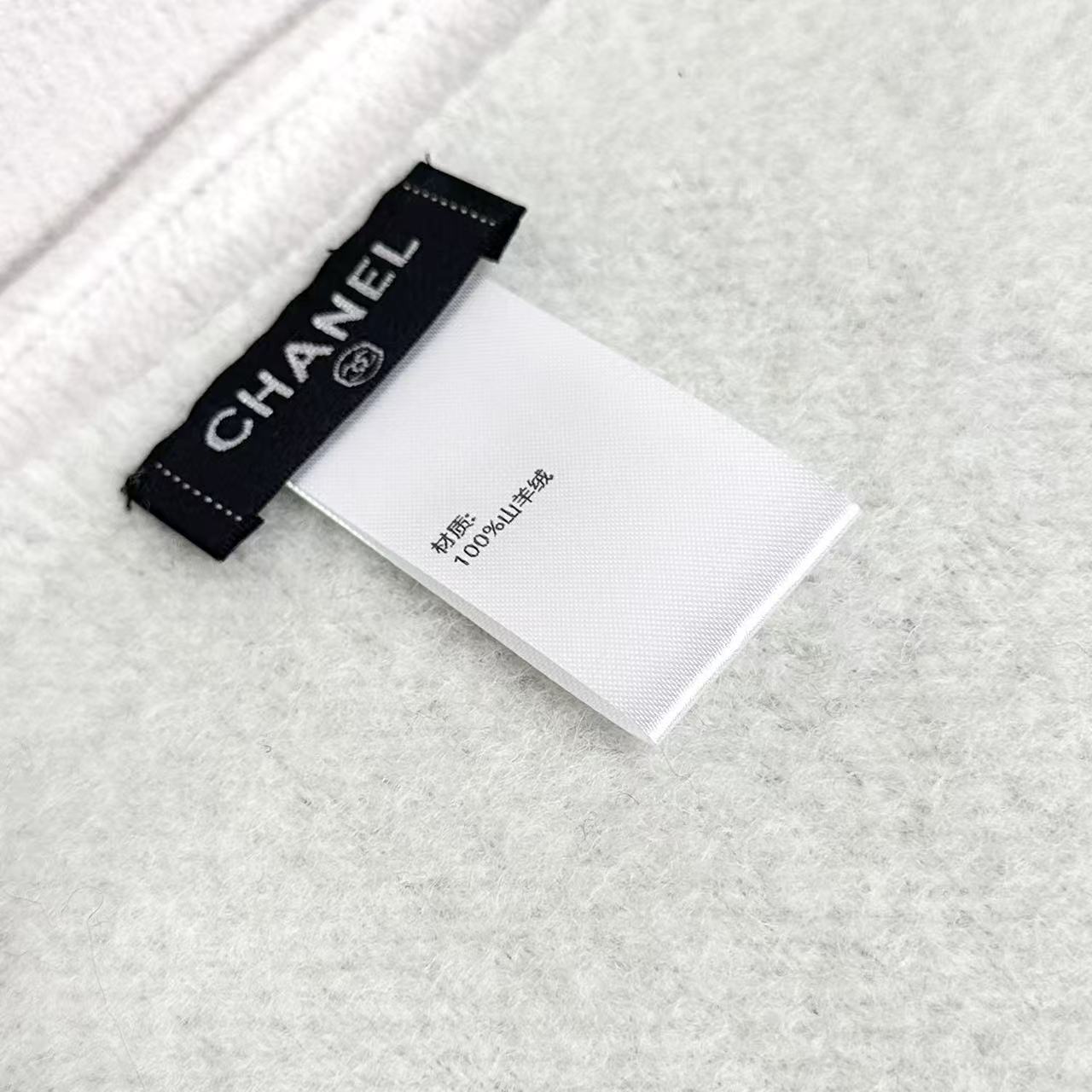 香奈儿新款🗣姑娘们出来炸街啦黑色系色调真的无敌经典了。不是俗气的漂白。就本色调，带点米的高级配色。～百分