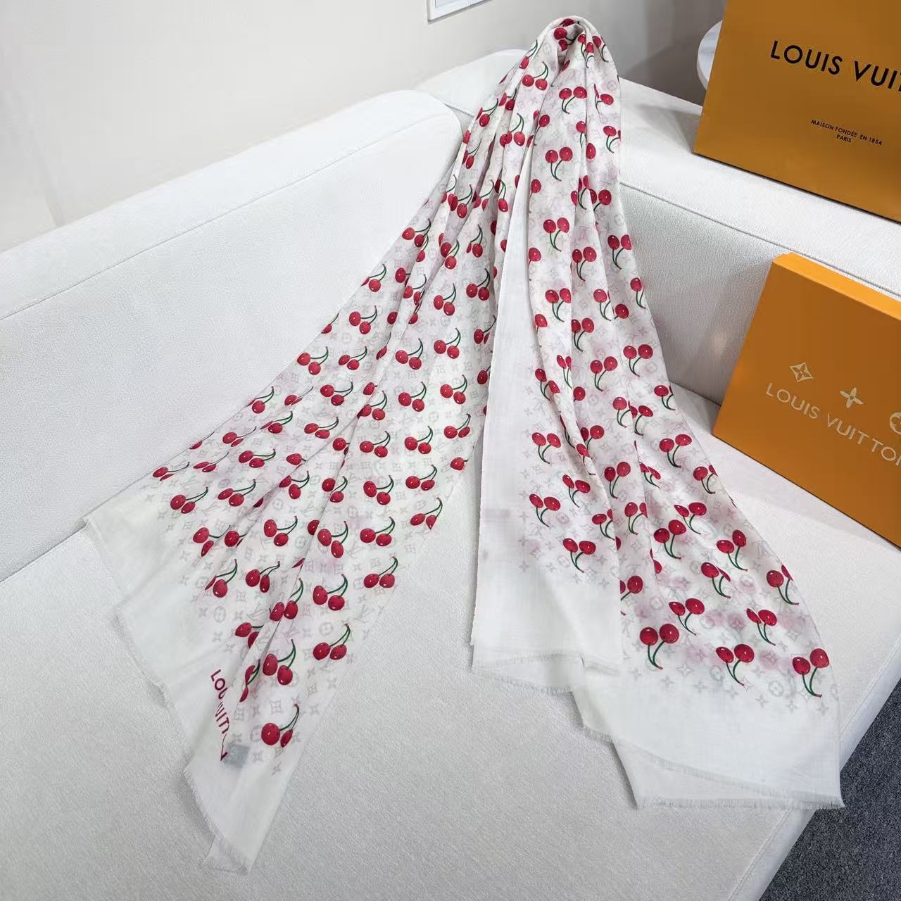 LV X TM MONOGRAMCERISE LV × TM Monogram Cerise 出自路易威