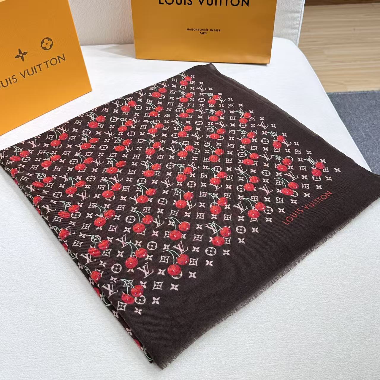 LV X TM MONOGRAMCERISE LV × TM Monogram Cerise 出自路易威