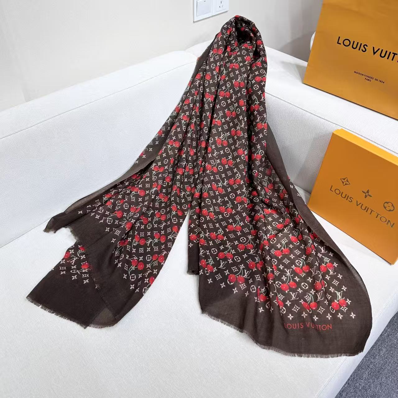 LV X TM MONOGRAMCERISE LV × TM Monogram Cerise 出自路易威