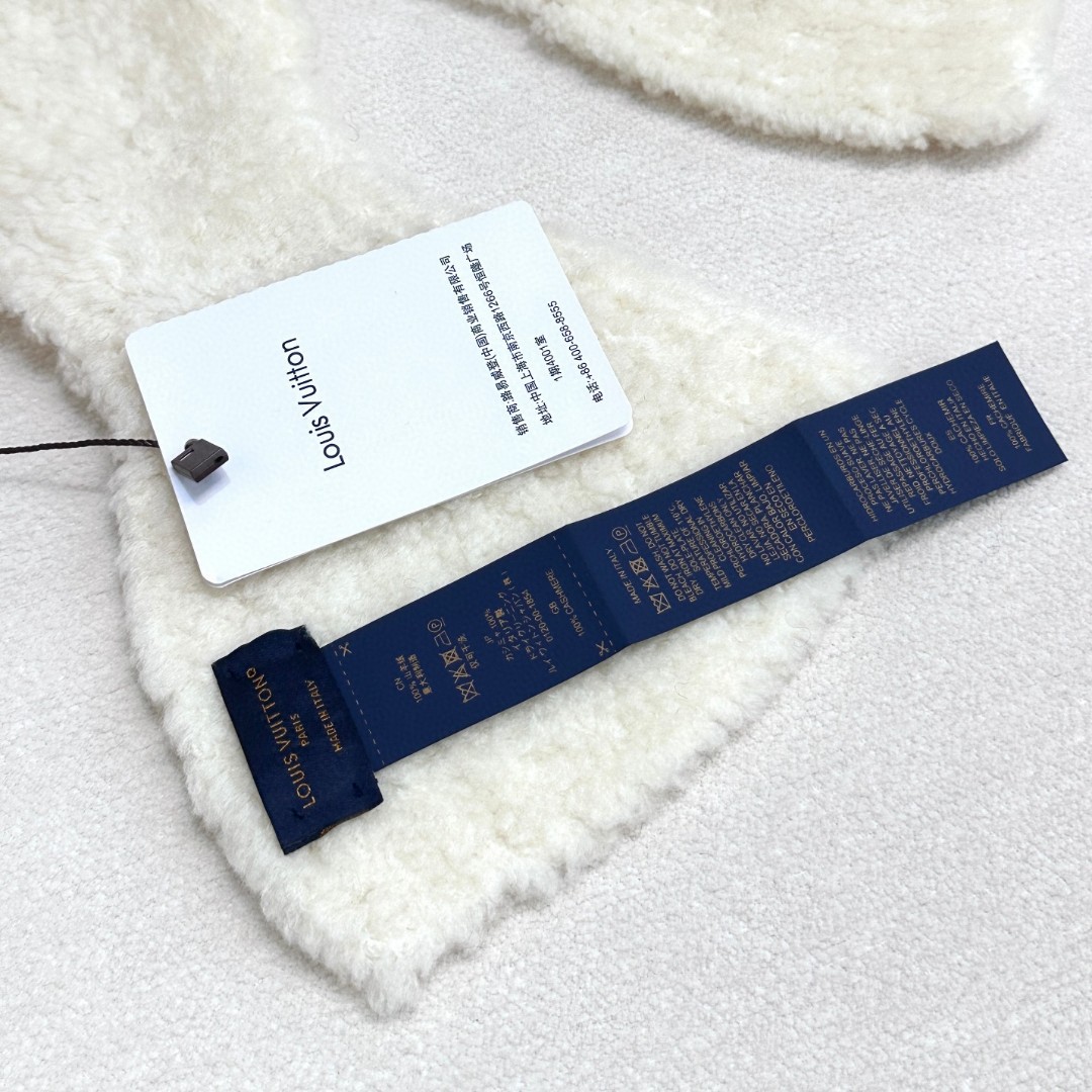 Only LV Mini Comfy 围巾以柔软绵羊毛混纺浓缩经典廓形，于凛凛寒冬围裹舒适暖意。LV字母