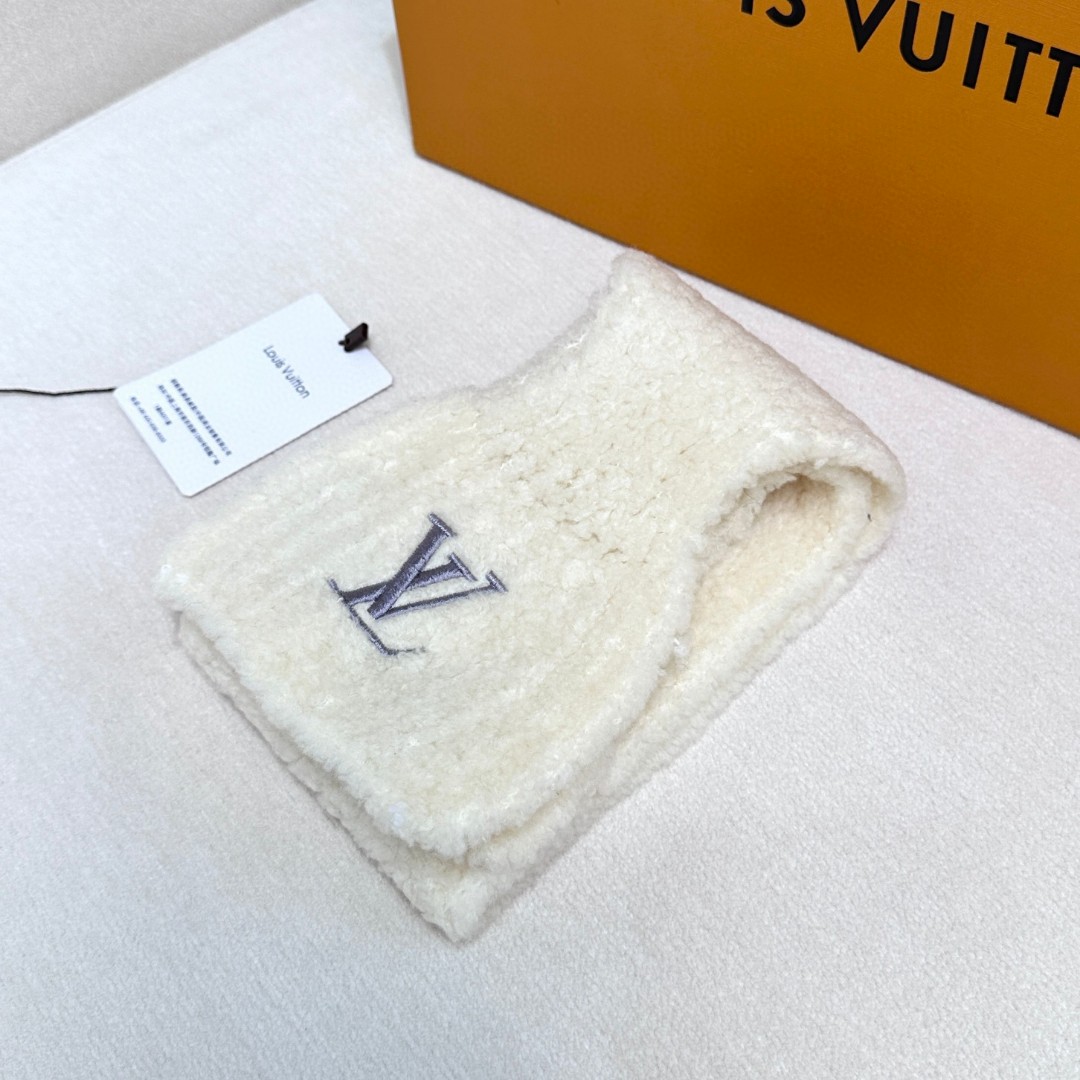 Only LV Mini Comfy 围巾以柔软绵羊毛混纺浓缩经典廓形，于凛凛寒冬围裹舒适暖意。LV字母