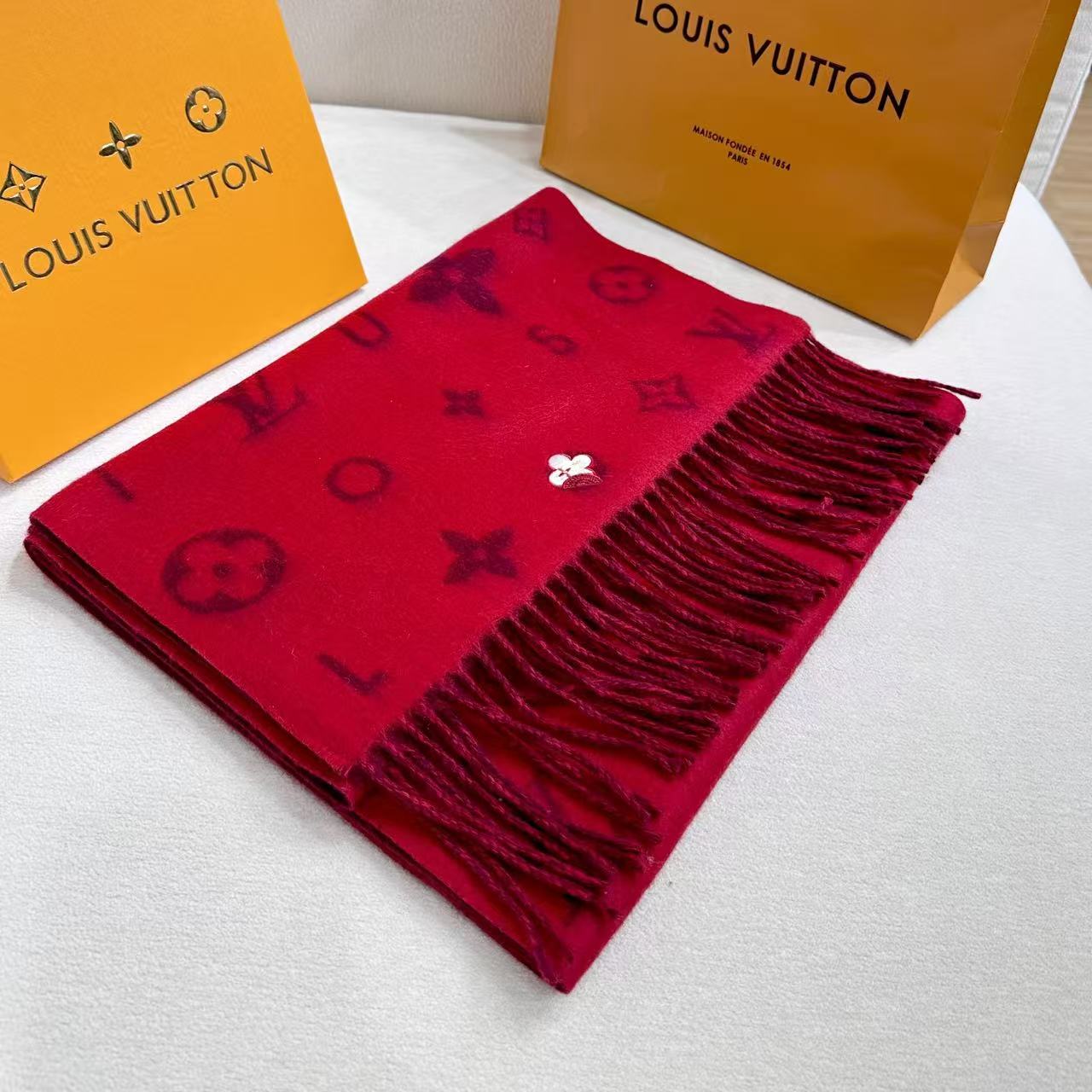 路易威登经典围巾以Vivienne Reykjavik 2.0 版本迎接马年新春。 Monogram 图