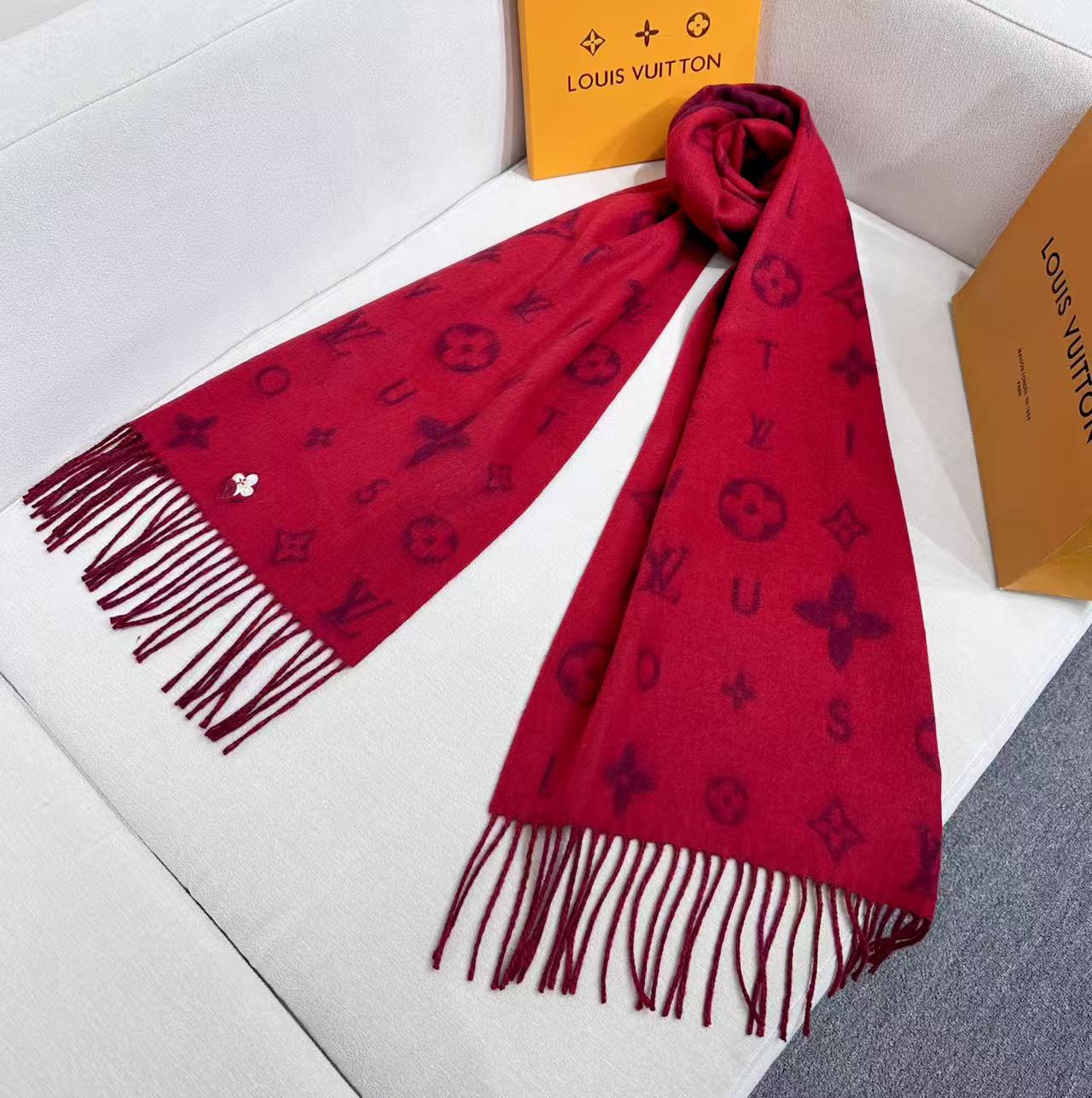 路易威登经典围巾以Vivienne Reykjavik 2.0 版本迎接马年新春。 Monogram 图