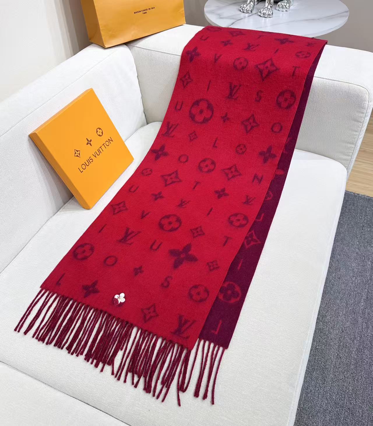 路易威登经典围巾以Vivienne Reykjavik 2.0 版本迎接马年新春。 Monogram 图