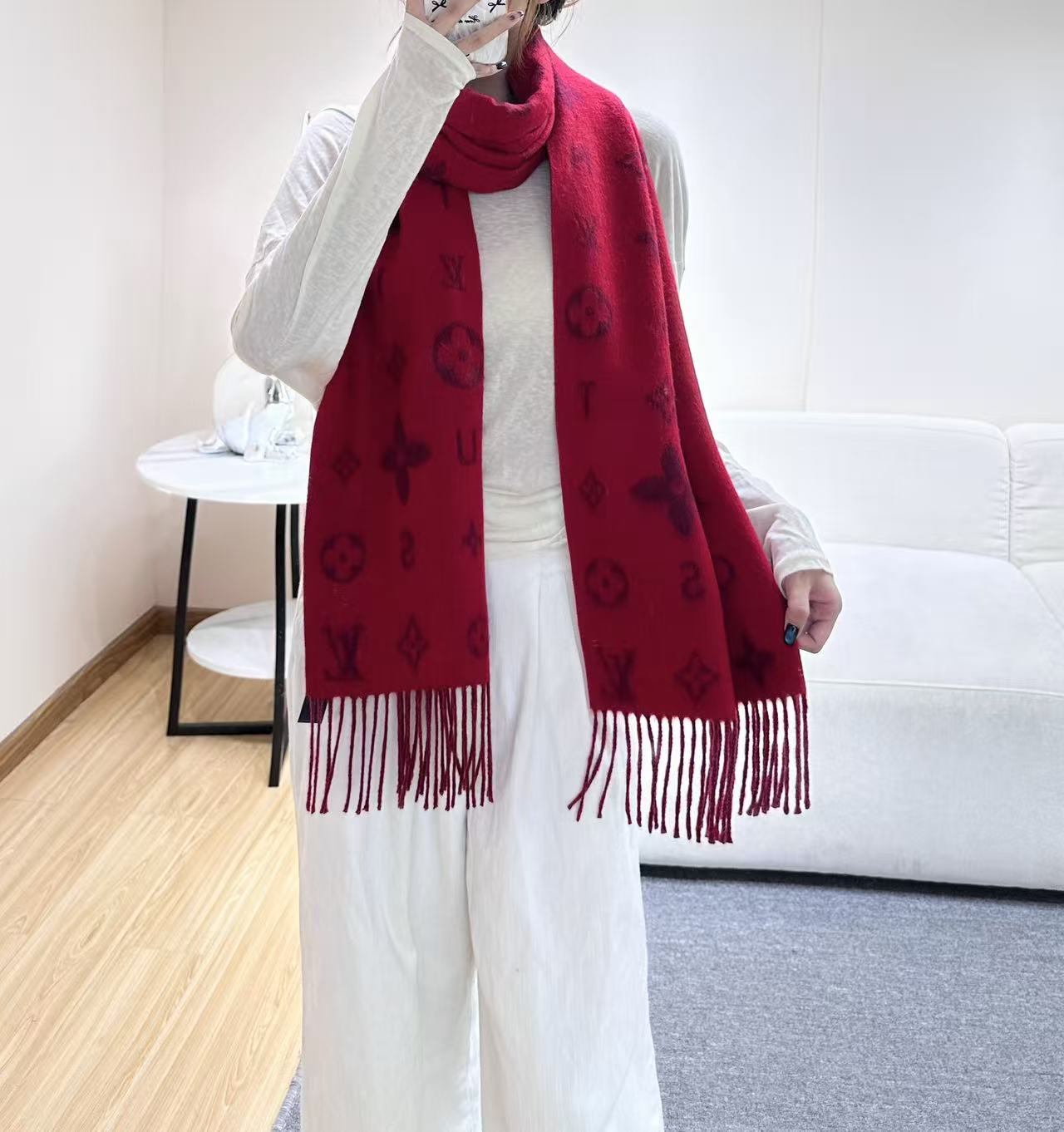 路易威登经典围巾以Vivienne Reykjavik 2.0 版本迎接马年新春。 Monogram 图